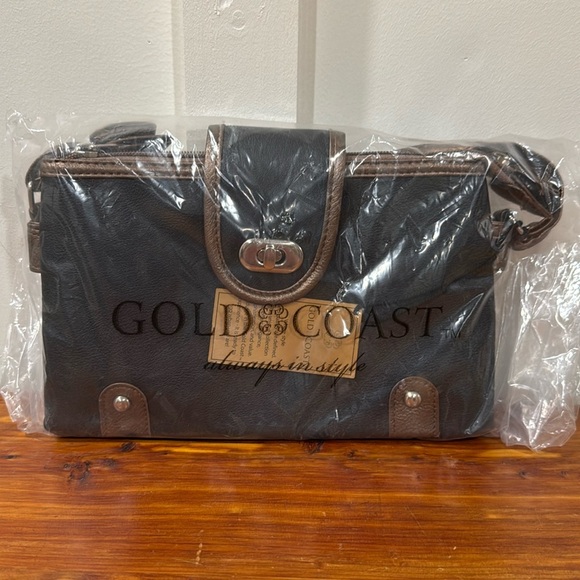 NWT Gold Coast Pebbled Faux Leather 3 Compartment Crossbody Purse - Picture 1 of 12